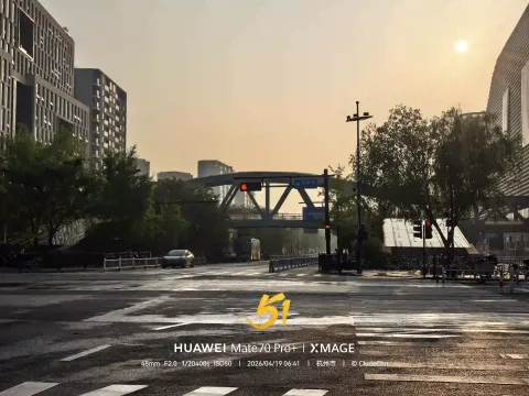清晨的城市路口