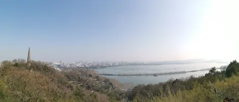 宝石山顶，远眺西湖