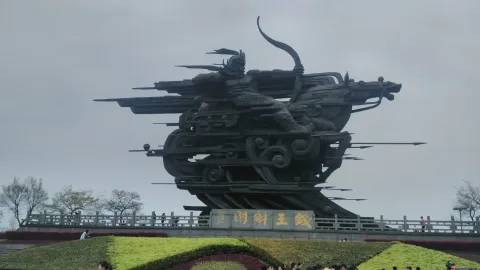钱王射潮雕像