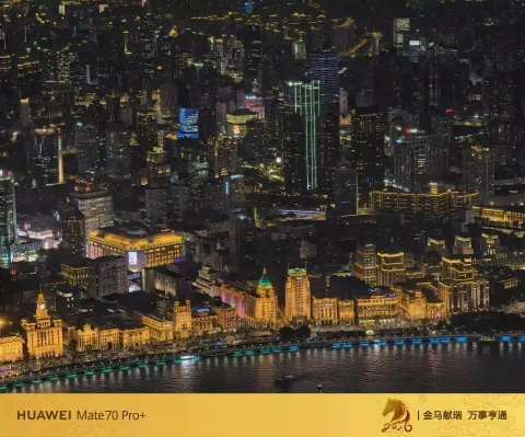 俯瞰夜晚黄浦江与外滩11
