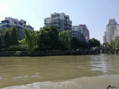 坐游船观运河两岸景色