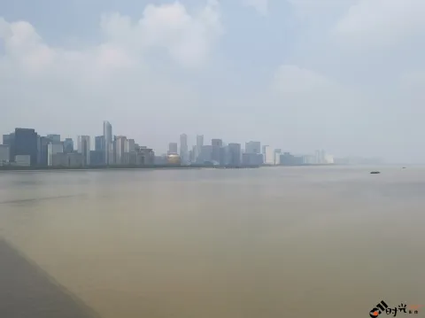 骑行在钱江三桥（西兴大桥）