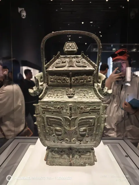 博物馆内展览的青铜器8