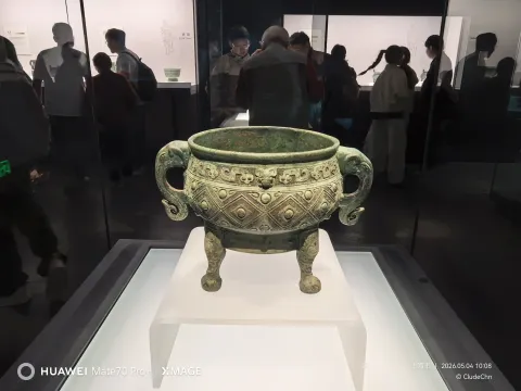 博物馆内展览的青铜器12