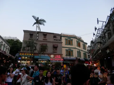 傍晚时分，鼓浪屿街道上的游人