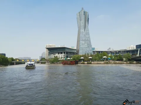 坐游船，观运河两岸风景