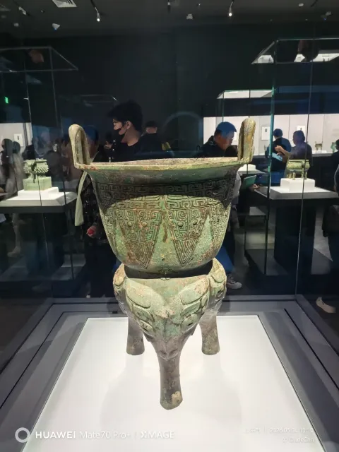 博物馆内展览的青铜器15