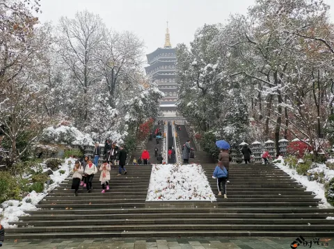雪天下的雷峰塔