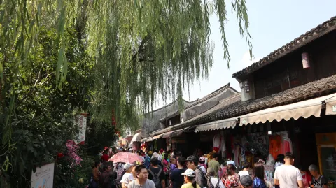 塘栖古镇，街头巷尾游人如织