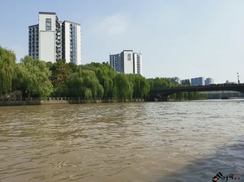 坐游船，观运河两岸风景