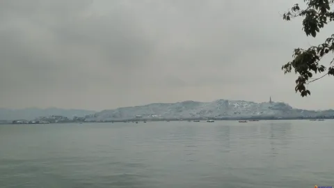 游西湖，观雪景