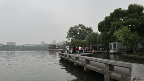 西湖边游玩的人