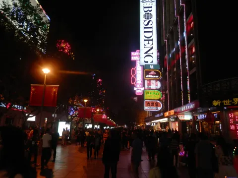 夜晚的上海南京路步行街