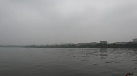 阴雨天下的杭州西湖湖面景色