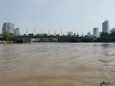 坐游船，观运河两岸风景