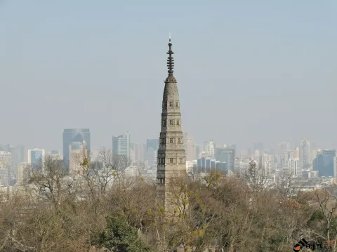 宝石山顶，远眺西湖