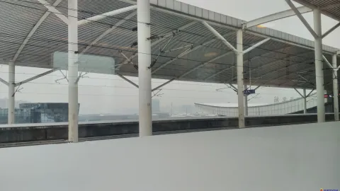 铁路两侧满山积雪