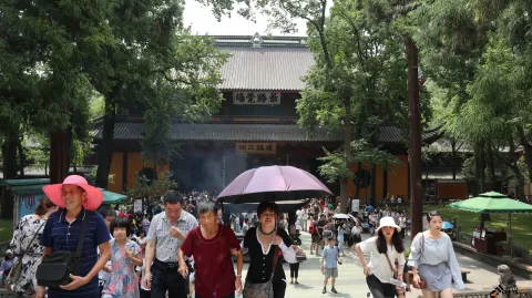 灵隐寺内游人如织