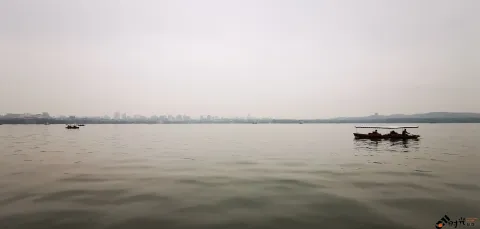初冬的西湖湖面