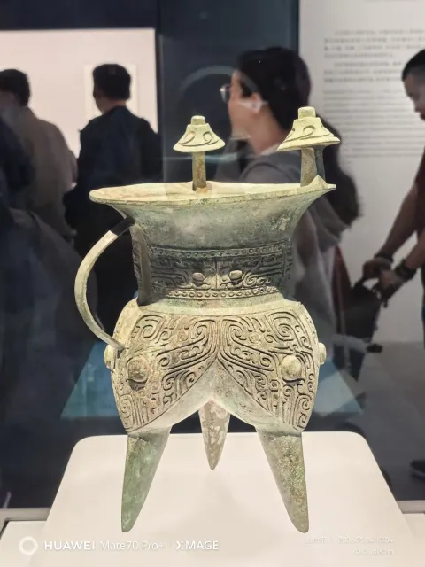 博物馆内展览的青铜器4