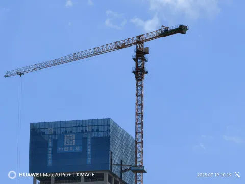 晴空下的城市剪影4