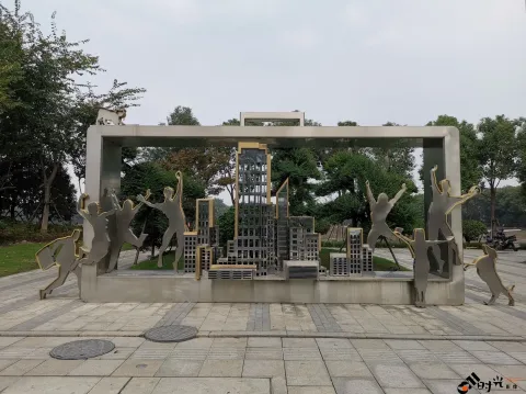 飞虹路公交站边的塑像