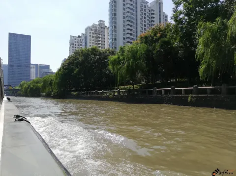 坐游船观运河两岸景色