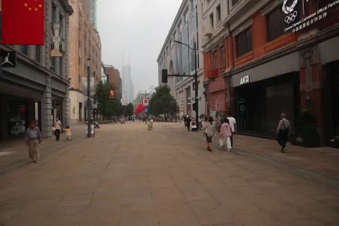 清晨的南京路步行街2