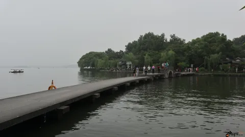 桥上络绎不绝的游人