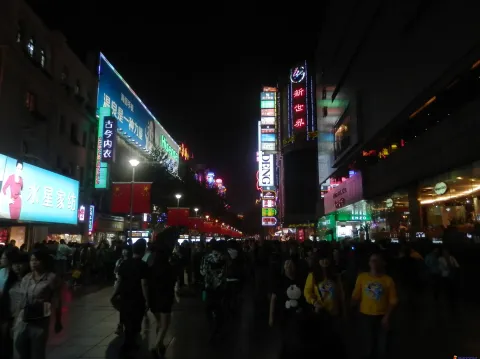 夜晚的上海南京路步行街