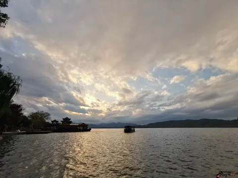 杭州西湖，傍晚时分天边的云彩