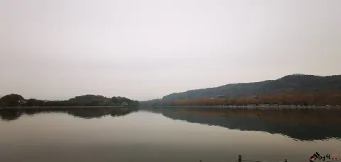 初冬的西湖湖面