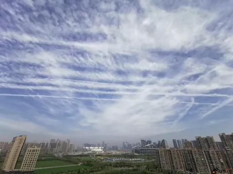 蓝天白云，一条条轨迹线