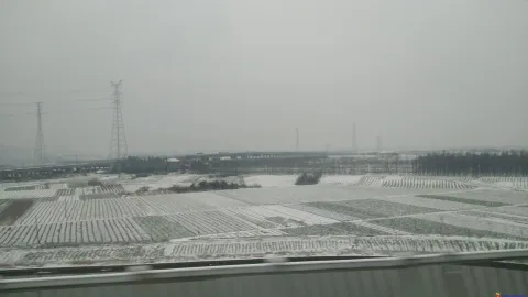 铁路两侧满山积雪