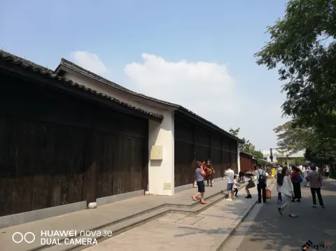 塘栖古镇，街头巷尾游人如织