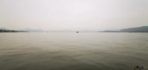 初冬的西湖湖面