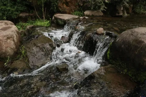 瀑布流水