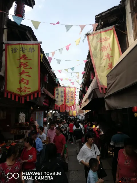 塘栖古镇，街头巷尾游人如织