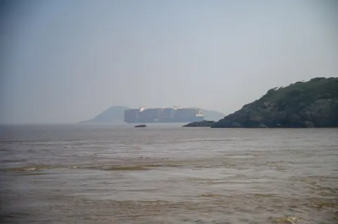 集装箱货轮进港1