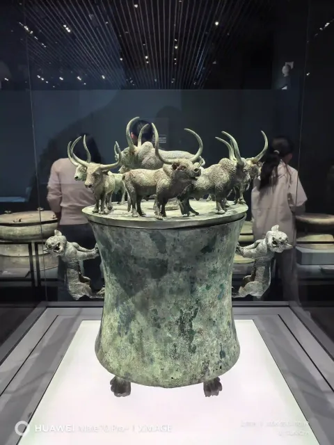 博物馆内展览的青铜器32