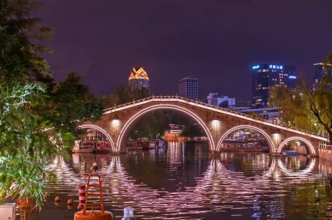 七里山塘外城河的夜景7