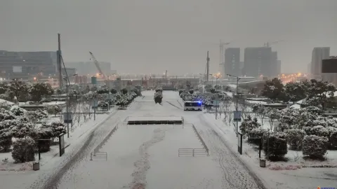 大早晨的火车东站赶火车
