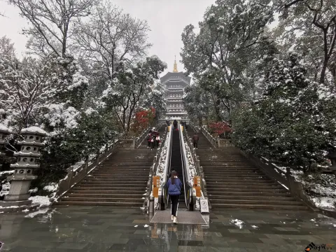 雪天下的雷峰塔
