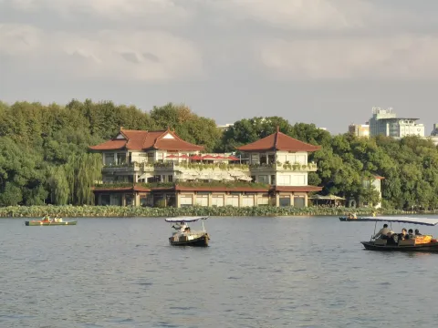 周末坐船游玩西湖1