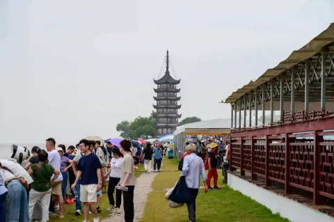 观钱江潮的游客4