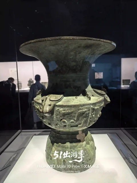 博物馆内展览的青铜器3