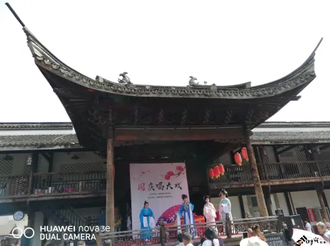塘栖古镇，街头巷尾游人如织