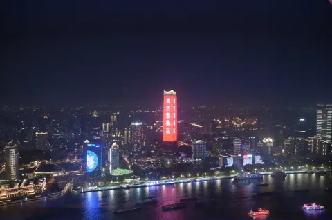黄浦江边的夜景9
