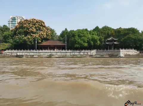 坐游船，观运河两岸风景