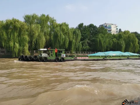 坐游船，观运河两岸风景